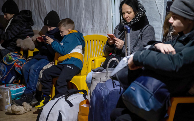 Uchodźcy z Ukrainy na przejściu granicznym, SmartChat w telefonie tłumaczenie automatyczne w językach ukraińskim, polskim i angielskim